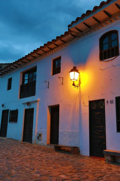 Kolonialarchitektur in der Abenddämmerung in der Villa de leyva — Stockfoto