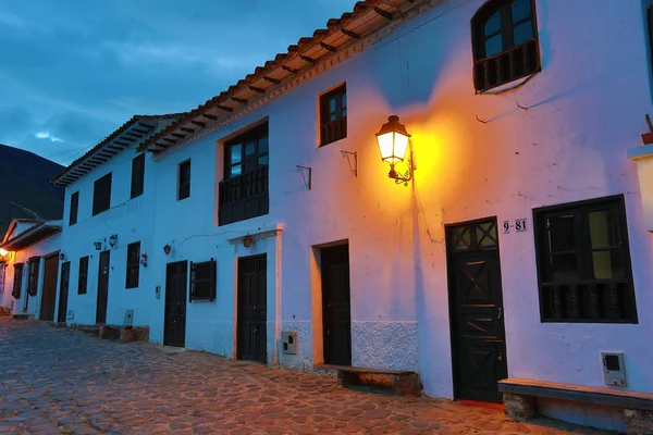 Koloniale architectuur in de schemering in Villa de Leyva — Stockfoto