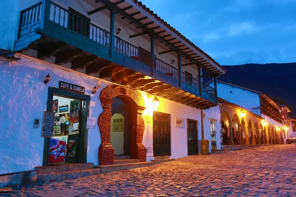 Kolonialarchitektur in der Abenddämmerung in der Villa de leyva — Stockfoto