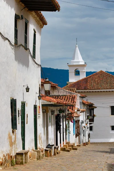 Stedelijke architectuur met koloniale witte kerktorentje in Villa de Leyva Colombia — Stockfoto