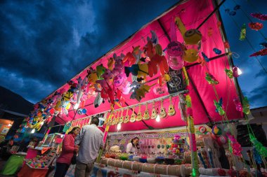 Villa de Leyva gecede standında satıcı 