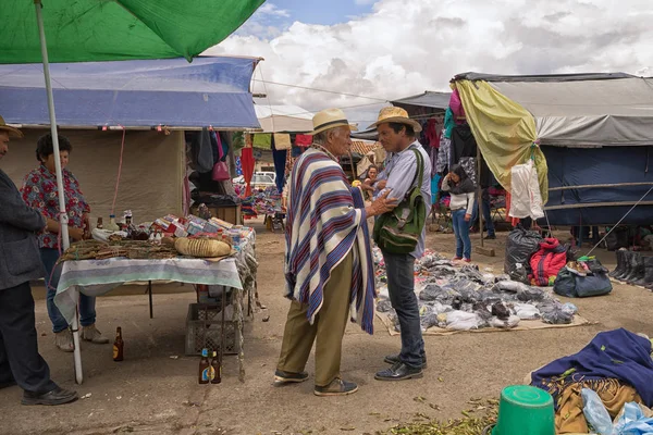 GENTE EN EL MERCADO DE LA AGRICULTURA EN VILLA DE LEYVA COLOMBIA — Foto de Stock