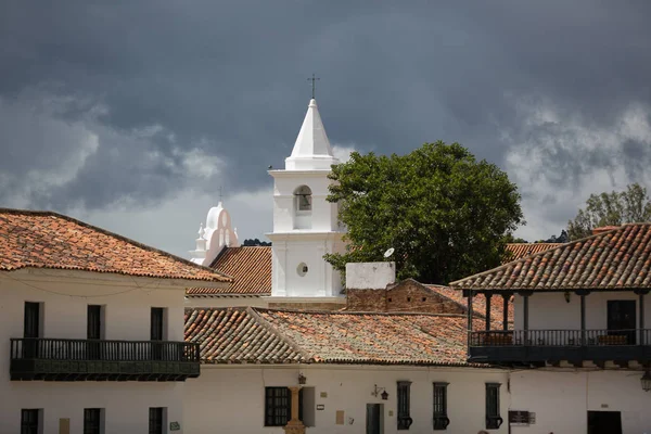 Městská architektura s věží kostela ve městě Villa de Leyva Kolumbie — Stock fotografie