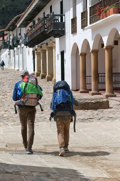Backpackers walk through Villa de Leyva — Stock Photo, Image