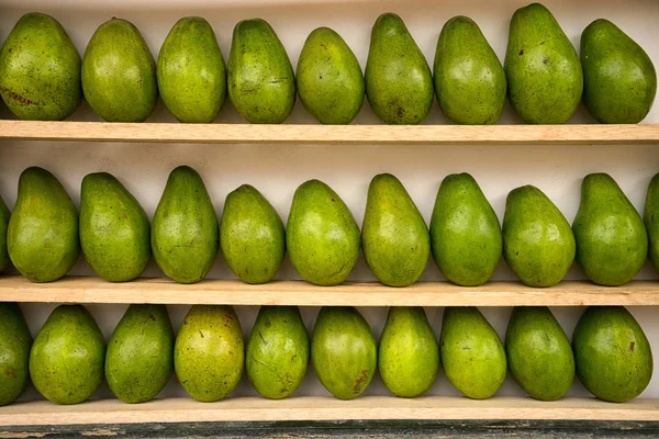 Avocado op plank — Stockfoto