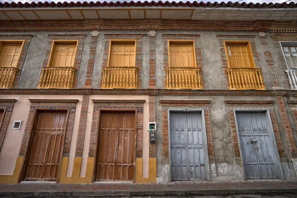 Facciata dell'edificio coloniale in Buga Colombia — Foto Stock