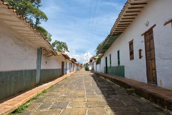 Case coloniali lungo la strada di ciottoli a Barichara Colomb — Foto Stock