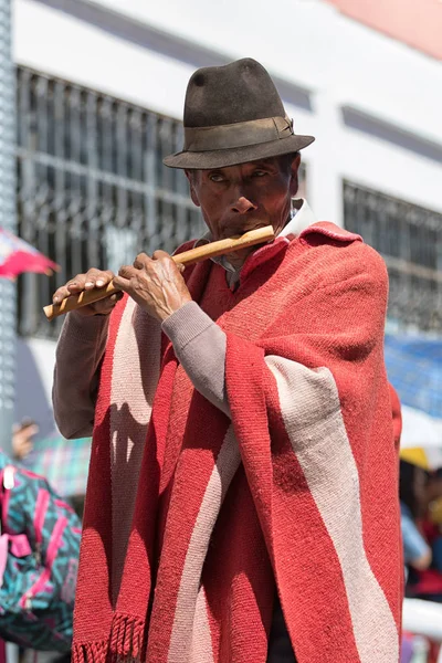 Homem vestindo um poncho tradicional — Fotografia de Stock