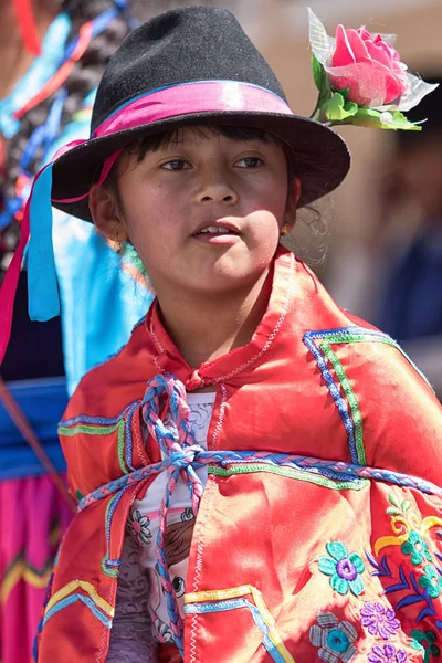 Jovem menina indígena em roupas tradicionais — Fotografia de Stock