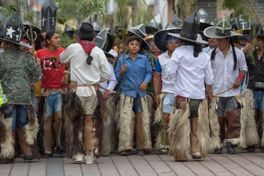 kichwa erkek deri ahbap giyen 