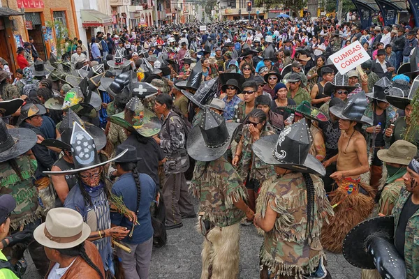 En tät folkmassa Dans på Inti Raymi celebration — Stockfoto