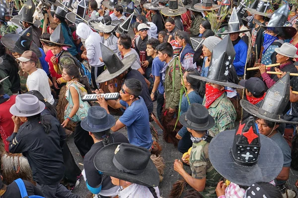 Dav chodí na ulici na slavnost Inti Raymi v ES Cotacachi — Stock fotografie