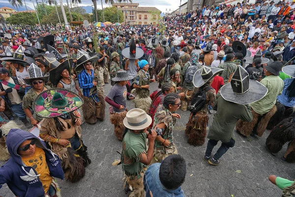 insanlar dans Cotacachi Ekvator ana meydanında 