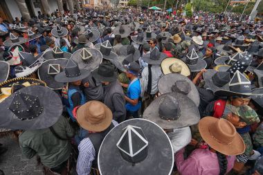 kichwa erkekler ekstra büyük sombreros sokakta dans giymek