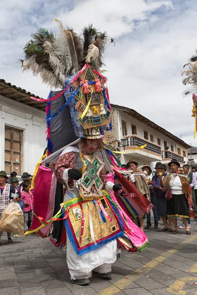 Hombre kichwa indígena en traje colorido —  Fotos de Stock