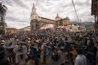 Cotacachi Ekvador 'da İnti Raymi kutlaması 