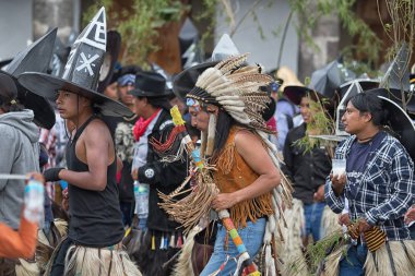 Kichwa erkekler sokakta dans kostümleri 