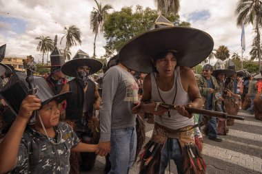 adam elinde bir silah Cotacahi Inti Raymi, kostüm