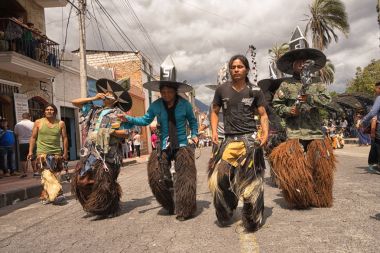 yerli erkek Inti Raymi, sokakta dans