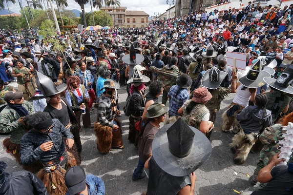 De belangrijkste plaza van Cotacachi tijdens Inti Raymi in Ecuador — Stockfoto