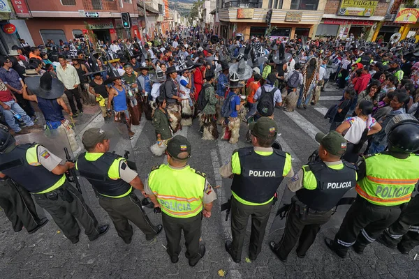 Cotacachi Ekvador 'da İnti Raymi kutlaması