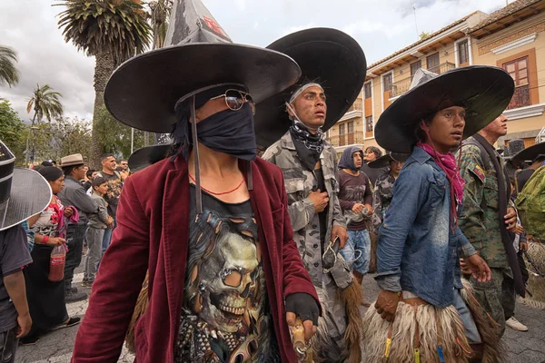 Gekostumeerde inheemse Wegenwerkers Indi Raymi — Stockfoto