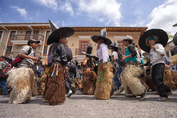 Kichwa yerli adamlar sokakta dans kostümleri 
