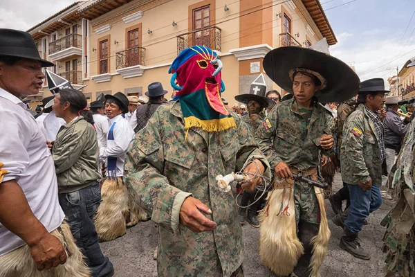 Kichwa yerli adamlar sokakta dans kostümleri 