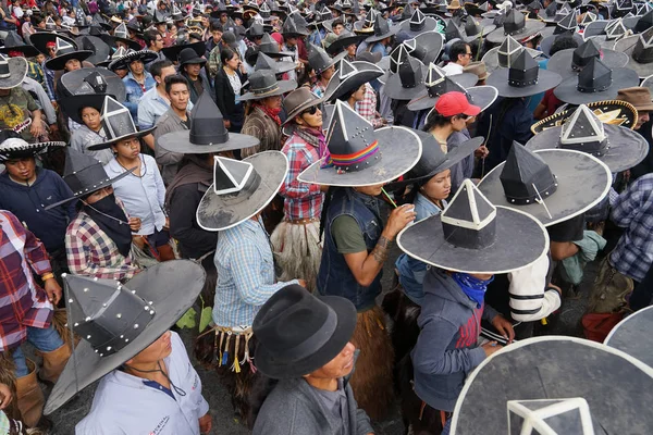 Extra velké sombrera nosí během Inti Raymi v Ecuado městě Cotacachi — Stock fotografie
