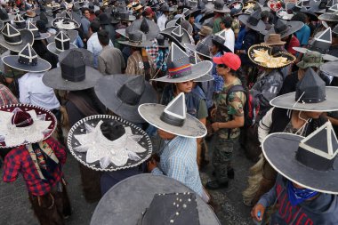 kichwa erkekler ekstra büyük sombreros sokakta dans giymek