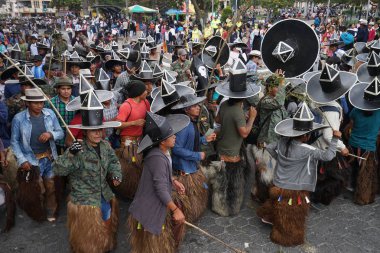 kichwa erkekler ahbap giyen kostümleri dans 