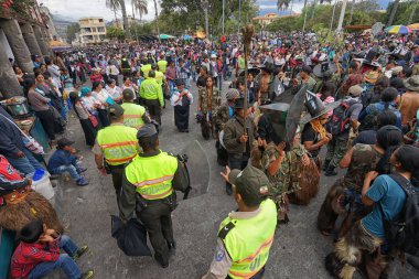 Polis kalabalığa Inti Raymi Cotacachi Ekvator size yürür 