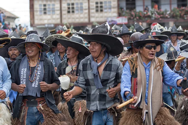 Kichwa män bär överdimensionerade sombrero utföra ritual Dans på — Stockfoto