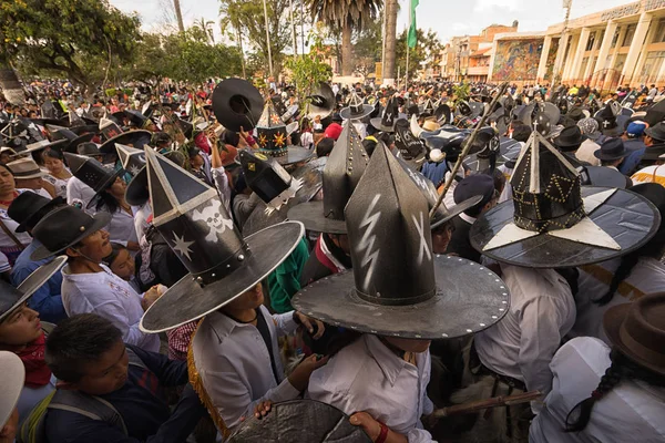 ekstra büyük şapkalar Inti Raymi şenlikte erkeklerle 