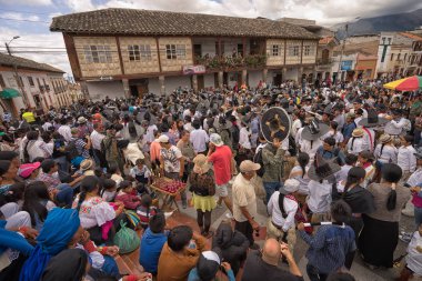 insanlar Cotacachi Ecuado kasabada ana meydanda dans