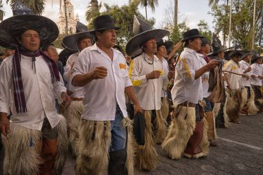 kichwa erkekler ahbap giyen 