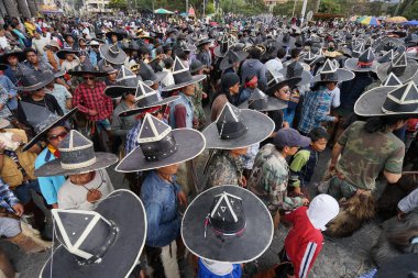 ekstra büyük sombreros Inti Raymi içinde Cotacachi Ecuado sırasında aşınmış