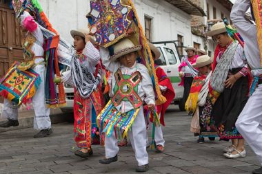 yerli genç kichwa çocuk Ekvator geleneksel giyim 