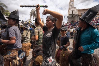 yerli erkek Inti Raymi Event'de sokakta dans