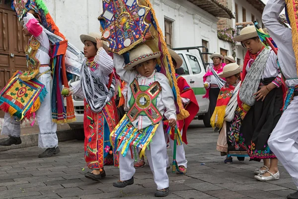 Дети кичуа в традиционной одежде в Эквадоре — стоковое фото