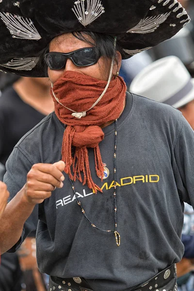 kichwa adam yüz maskesi açık havada dans ile