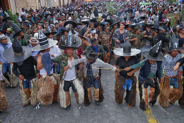 Kichwa mannen dragen van chaps dansen op straat — Stockfoto