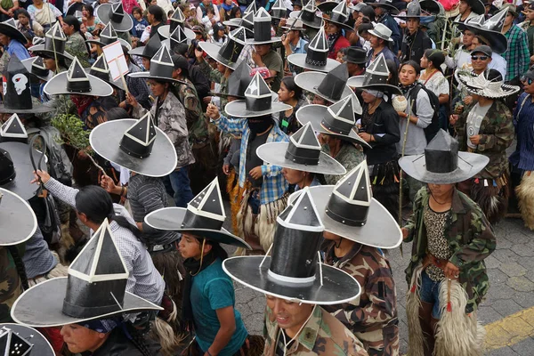 kichwa erkekler ekstra büyük sombreros sokakta dans giymek