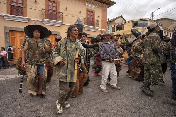 Hombres indígenas Kichwa en trajes bailando en la calle — Foto de Stock