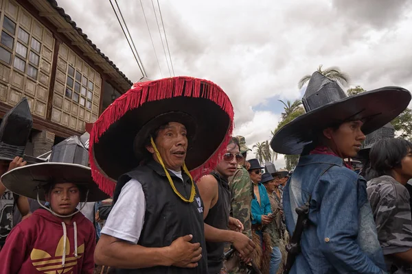 Inti Raymi, sokakta dans yerli kichwa erkekler