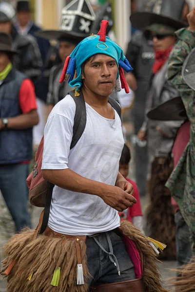Kichwa adam giyen arkadaşlar açık havada dans