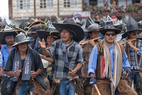 Kichwa-Männer tragen überdimensionale Sombreros und führen rituelle Tänze auf — Stockfoto