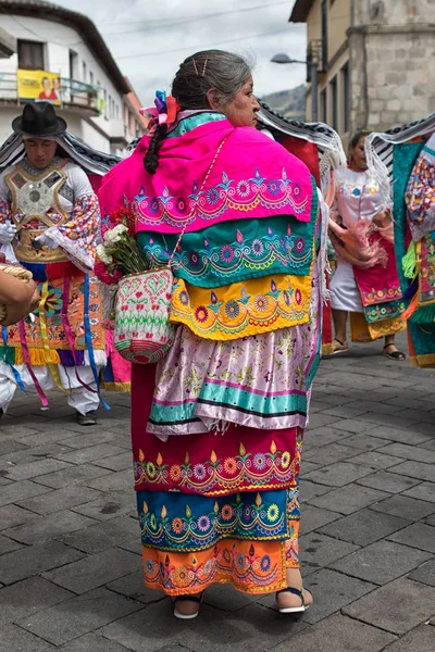 Красочная одежда коренных народов Эквадора — стоковое фото