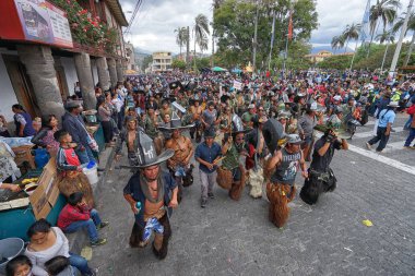 dansçılar çalışan şehrin ana Meydanı geliyor.