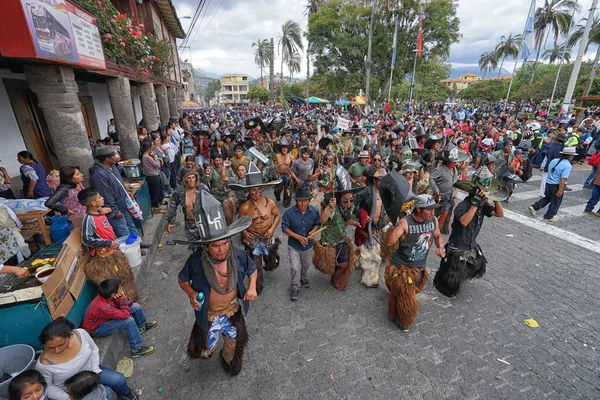 dansçılar çalışan şehrin ana Meydanı geliyor.